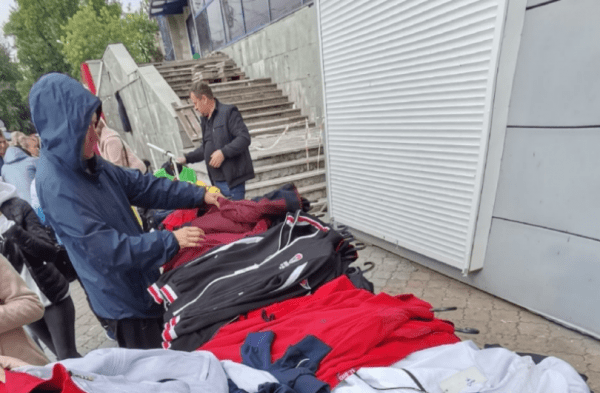 Возле сгоревшего ТЦ «Меркурий» в Уфе начали распродажу спасенных вещей 