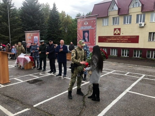 В Башкирии вернувшийся с Украины росгвардеец сделал предложение своей девушке  В Башкирии вернувшийся с Украины росгвардеец сделал предложение своей девушке