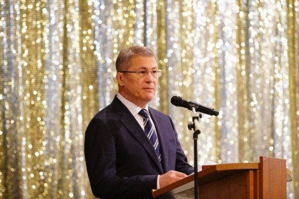 Радий Хабиров вручил медали «Родительская доблесть» в преддверии Дня матери Радий Хабиров вручил медали «Родительская доблесть» в преддверии Дня матери