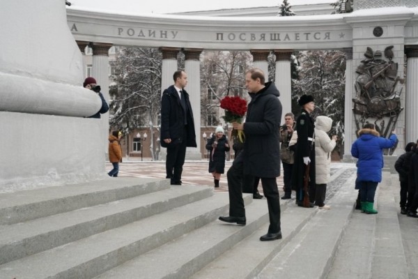 Денис Мантуров с Радием Хабировым возложили цветы к памятнику генералу Шаймуратову Денис Мантуров с Радием Хабировым возложили цветы к памятнику генералу Шаймуратову