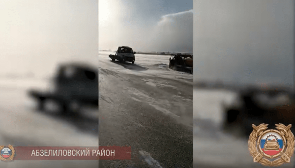 В Башкирии сотрудники Госавтоинспекции вытащили из сугроба эвакуатор 