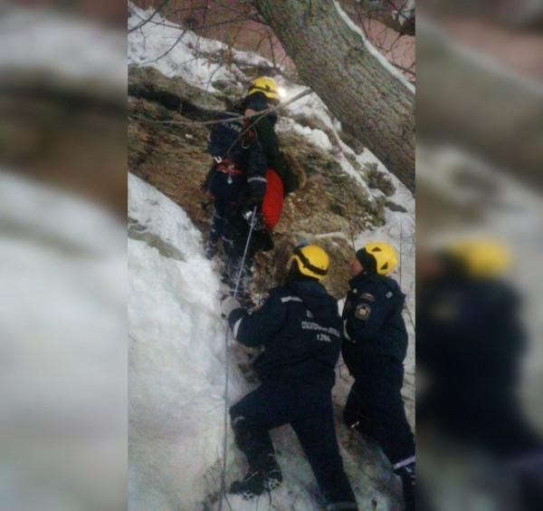 В Уфе спасатели пришли на помощь троим подросткам, застрявшим на склоне  В Уфе спасатели пришли на помощь троим подросткам, застрявшим на склоне