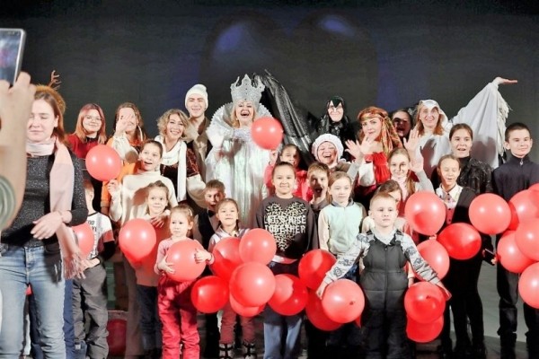 Более тысячи зрителей собрал благотворительный спектакль театральной студии Сбербанка «ТУСЯ» в Стерлитамаке Более тысячи зрителей собрал благотворительный спектакль театральной студии Сбербанка «ТУСЯ» в Стерлитамаке