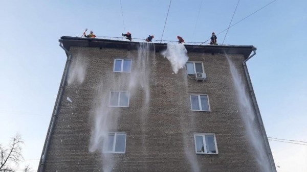 Уфимцам рассказали, куда жаловаться на неубранный снег на крышах домов Уфимцам рассказали, куда жаловаться на неубранный снег на крышах домов