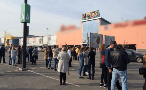 Тысячу человек эвакуировали из уфимской «Меги» из-за электронной сигареты
                 
                    Тысячу человек эвакуировали из уфимской «Меги» из-за электронной сигареты