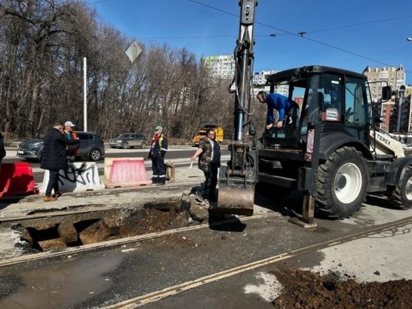 В Уфе вскрыли место просадки грунта для выявления утечки