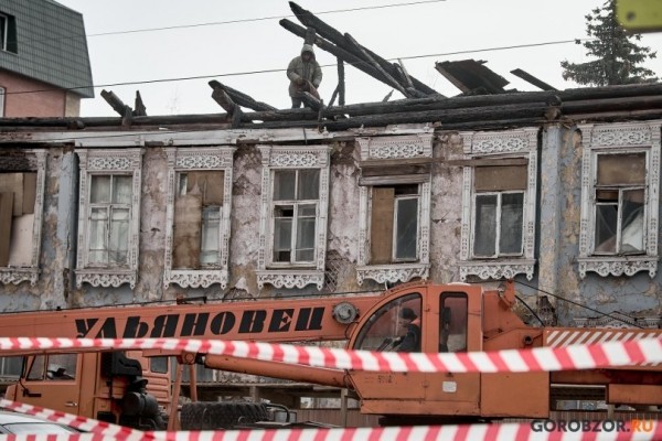 Возле горевшего Дома Бухартовских в Уфе заметили спецтехнику Возле горевшего Дома Бухартовских в Уфе заметили спецтехнику