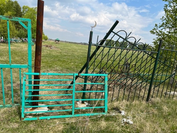 «Святое место!» – жители Башкирии пожаловались на заваленные мусором могилы  «Святое место!» – жители Башкирии пожаловались на заваленные мусором могилы