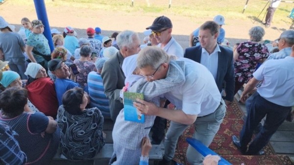 87-летняя Асия Бикбова подарила Радию Хабирову свою книгу 87-летняя Асия Бикбова подарила Радию Хабирову свою книгу