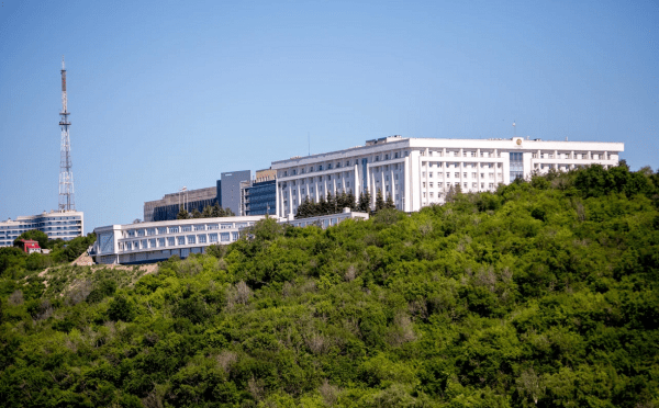 
                    Хабиров подписал распоряжение о переносе выходного дня с 24 на 27 июня

                