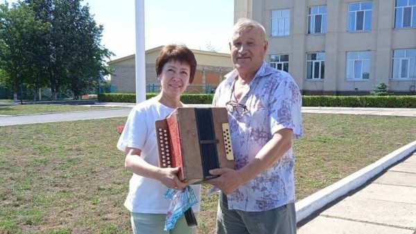 Жительница башкирского села отправила землякам в зону СВО старинную гармонику Жительница башкирского села отправила землякам в зону СВО старинную гармонику