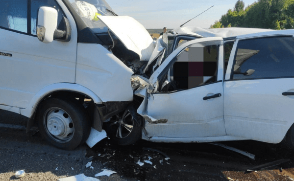 
                    Четыре человека погибли в столкновении &laquo;Гранты&raquo; с грузовиком под Уфой

                