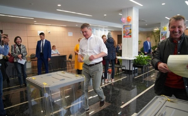Глава Башкирии и спикер Госсобрания проголосовали на выборах
Глава Башкирии и спикер Госсобрания проголосовали на выборах