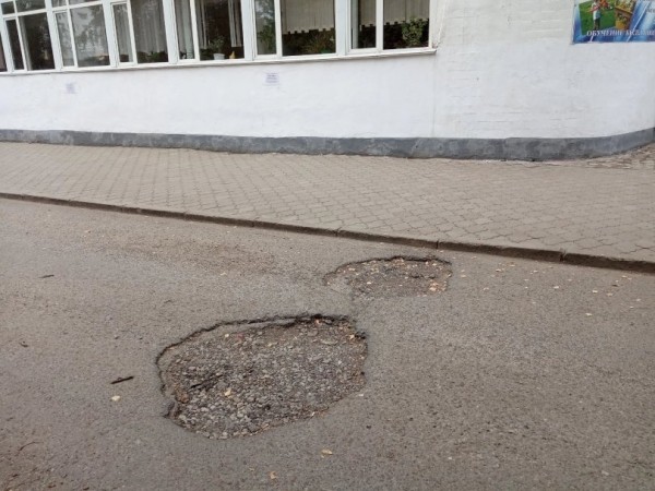 «Камни летят на детей» – жительница Уфы пожаловалась на ямы возле школы
