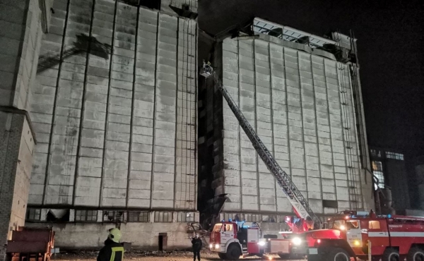 
                    МЧС не рассматривает версию поджога элеватора в Уфе

                