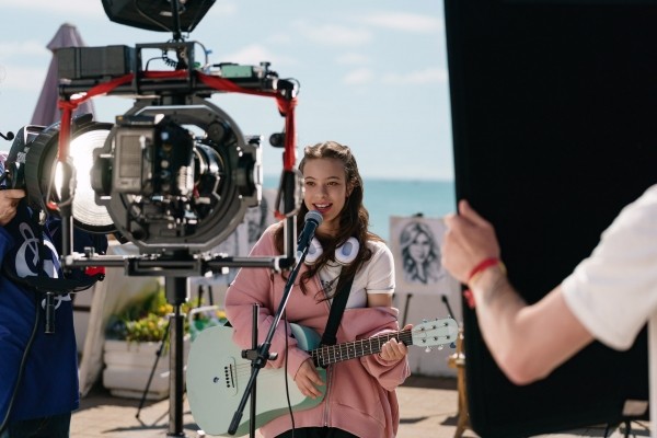 Музыка против буллинга: представлен официальный трейлер сериала «Плакса»