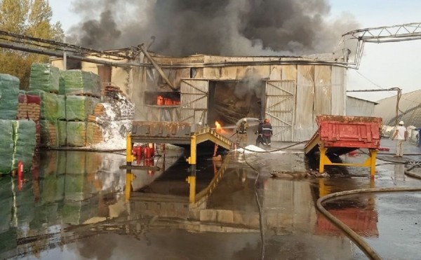 В Башкирии тушат пожар на складе с химвеществами
В Башкирии тушат пожар на складе с химвеществами