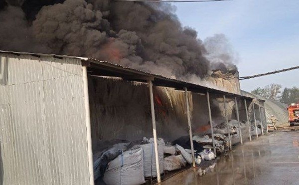 В Ишимбае ликвидировали крупный пожар на складе «Полипласта»
                 
                    В Ишимбае ликвидировали крупный пожар на складе «Полипласта»