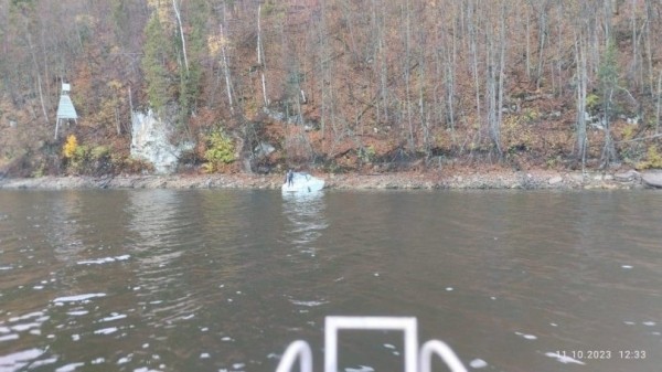 Житель Башкирии застрял посреди водоема из-за сломанного катера Житель Башкирии застрял посреди водоема из-за сломанного катера