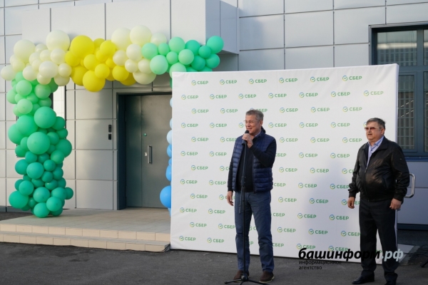 В Стерлитамаке ко Дню города открыли операционный офис Сбербанка В Стерлитамаке ко Дню города открыли операционный офис Сбербанка