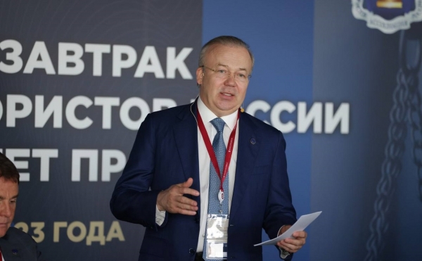 Назаров предложил отменить статью УК РФ о незаконном предпринимательстве
                 
                    Назаров предложил отменить статью УК РФ о незаконном предпринимательстве