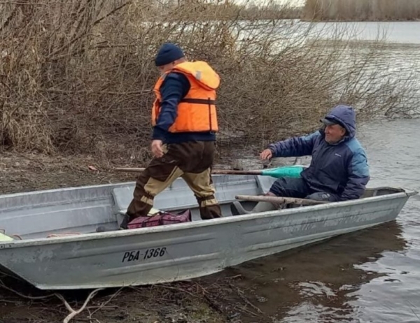В Башкирии рыбака унесло от берега вместе с льдиной  В Башкирии рыбака унесло от берега вместе с льдиной