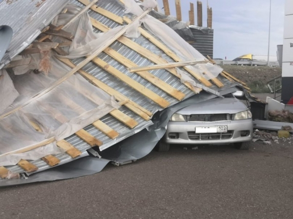 В Башкирии снесло крышу магазина ураганом  В Башкирии снесло крышу магазина ураганом